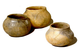 Drie potjes van de eerste boeren. De cultuur van deze boeren is genoemd naar de bandvormige versiering op het aardewerk: Bandkeramiek. (Foto: Rijksmuseum van Oudheden) Drie potjes van de eerste boeren. De cultuur van deze boeren is genoemd naar de bandvormige versiering op het aardewerk: Bandkeramiek. (Foto: Rijksmuseum van Oudheden)